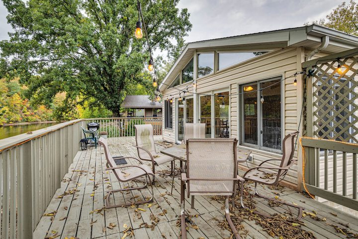 Riverfront Brookston Retreat w / Deck & River Tubes