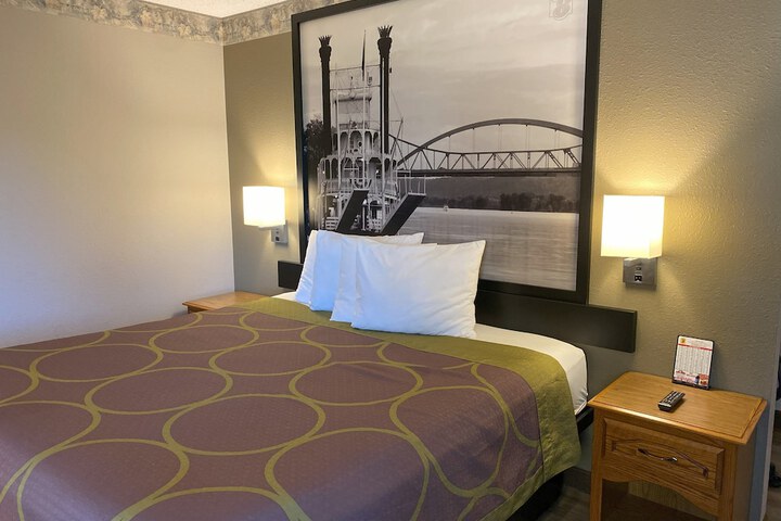 Super 8 by Wyndham Green Bay Near Stadium