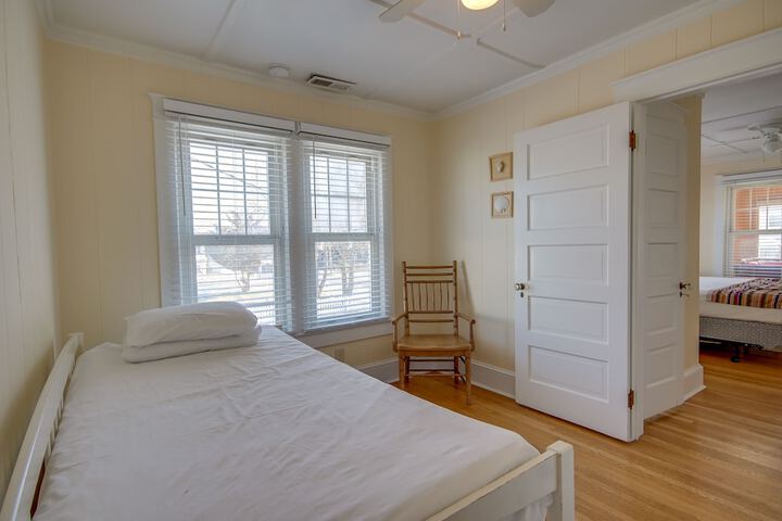 Room 34 of 167