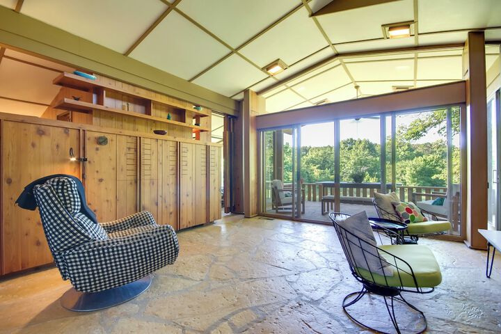 Tranquil Mid-century Modern Cottage w / Forest View