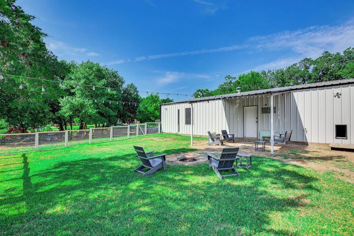 Dog-friendly Home w / Yard & Fire Pit in Midlothian