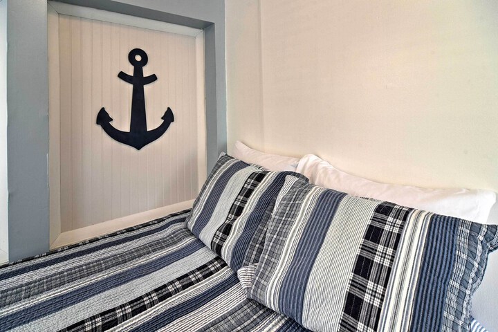 Steps to Beach Cabana: Indian Shores Cottage