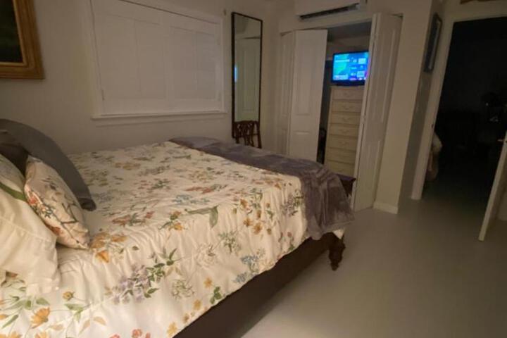 Closest 1BR to Vanderbilt Beach full kitchen with dishwasher, ALL NEW!