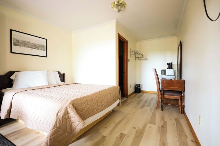 Room 8 of 16