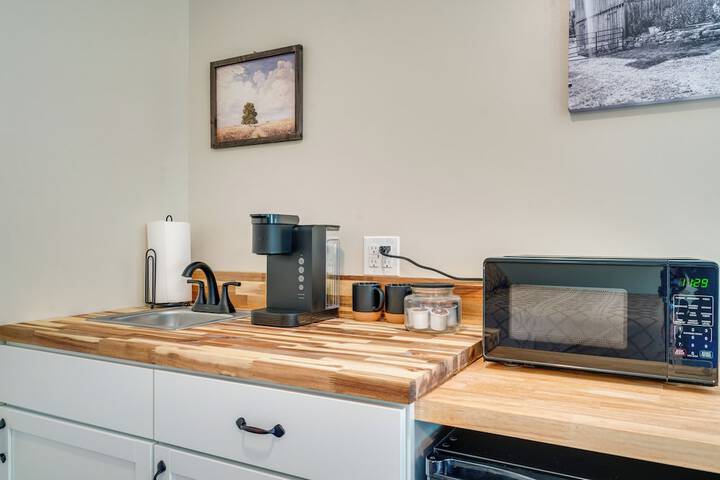 Studio Stay w / Deck in Missouri Wine Country