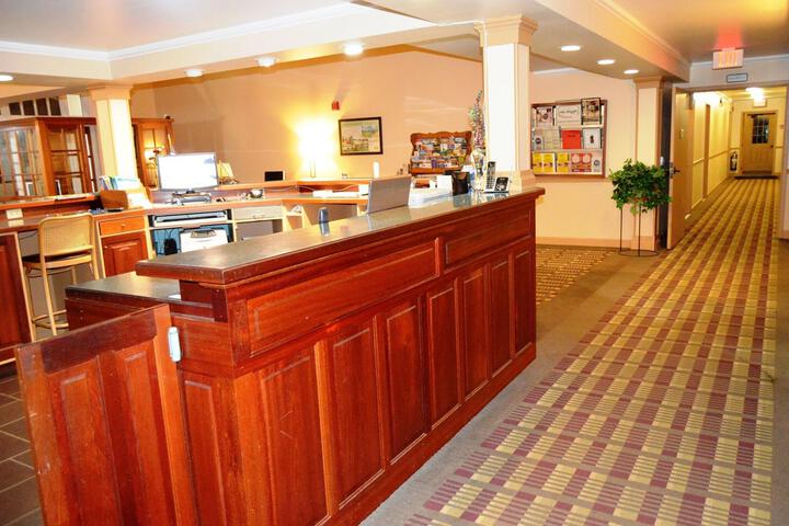 Hollow Inn & Motel