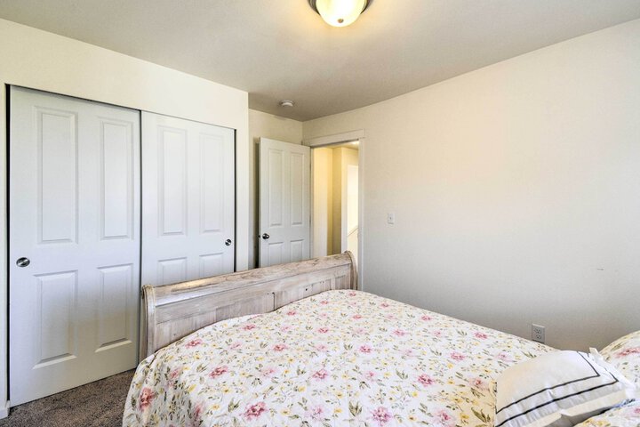 Pet-friendly Poulsbo Abode w / Mountain Views!