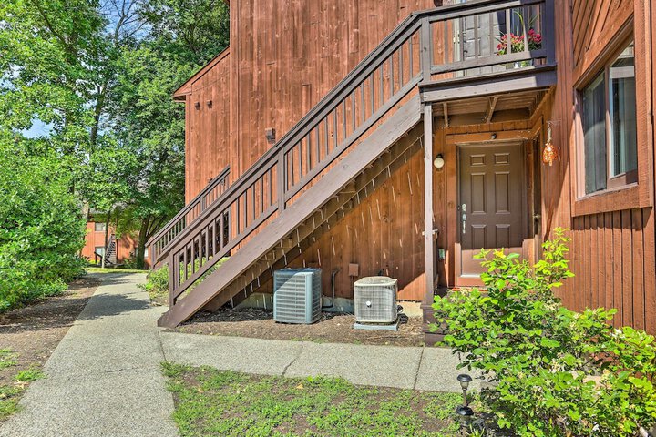 Sun-lit Vernon Condo 2 Mi to Ski Resort!