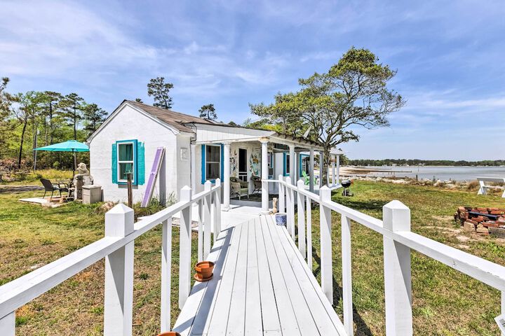 Oceanfront White Stone Cottage w / Private Beach!