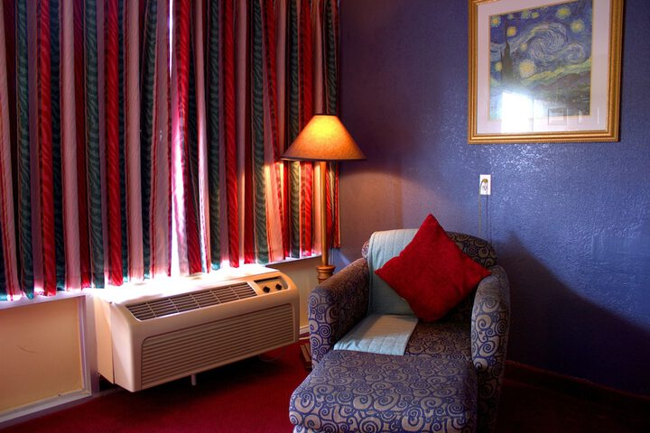 Room 6 of 12