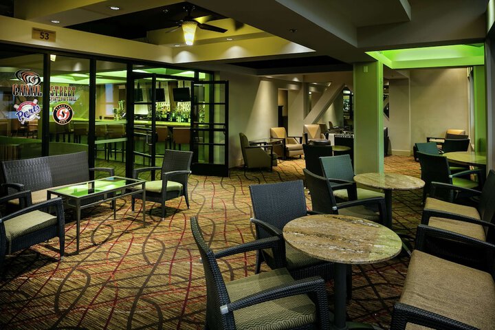 Lounge 41 of 49