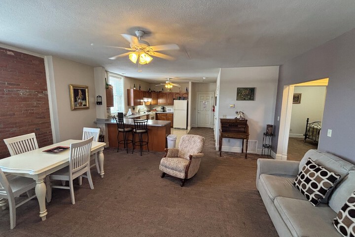 Hermann Crown Suites