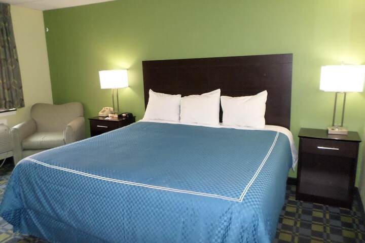 Travelodge by Wyndham Cleveland Lakewood