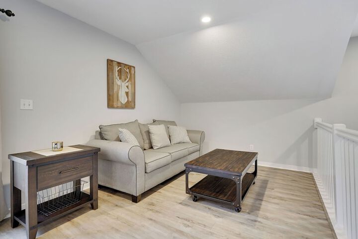 The Nest at Pinecrest by Avantstay Spacious Deck Game Room, Fire Pit