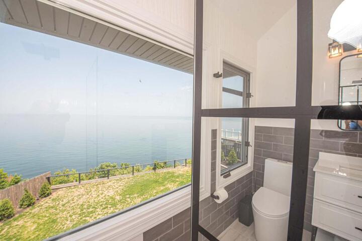 Coastal Retreat: Waterfront Deck, Awesome Views
