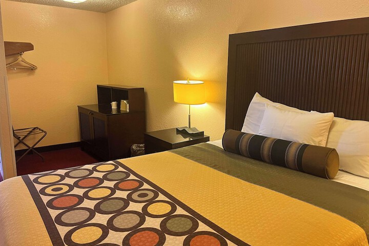 Room 15 of 32