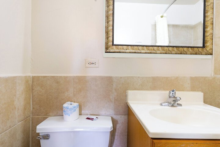 Manor Motel by OYO Near Oak Brook / Chicago Westchester