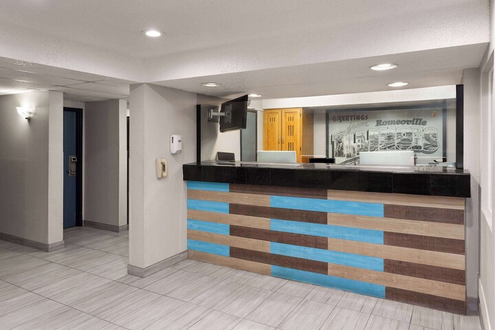 Super 8 by Wyndham Romeoville Bolingbrook