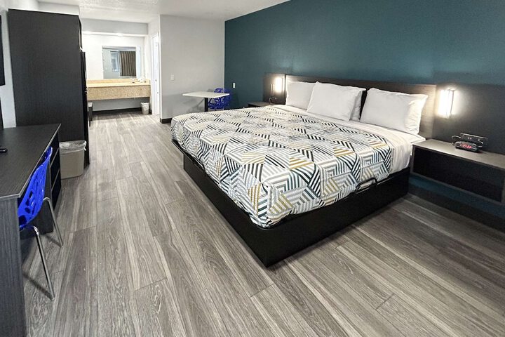 Room 8 of 12