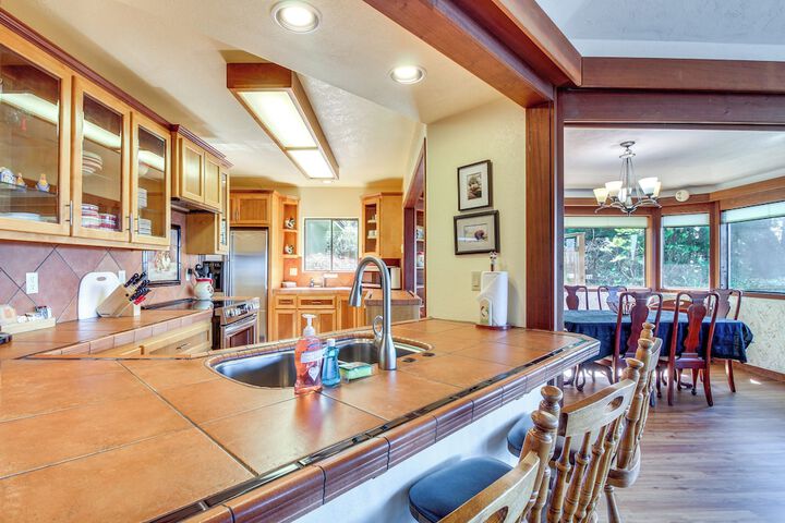 Enchanting Coos Bay Sanctuary w / Lush Views!