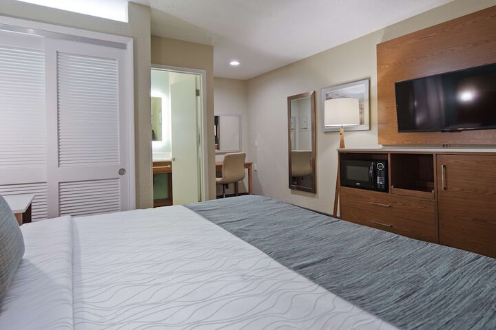 Room 13 of 28
