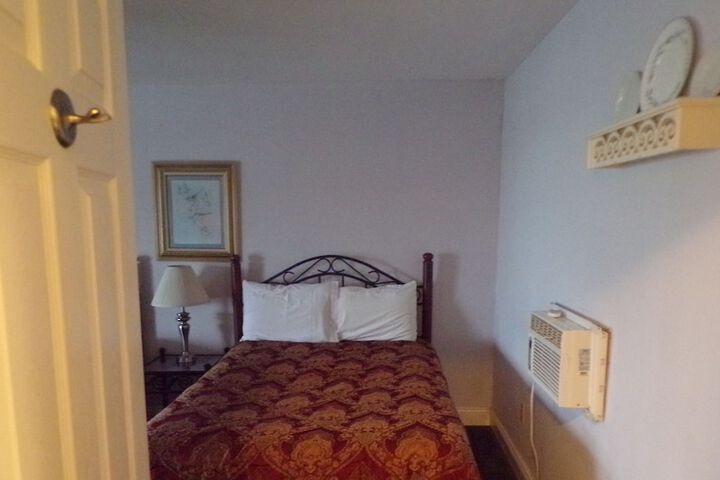 Longhouse Lodge Motel