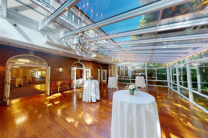 Ballroom/Hall 34 of 38