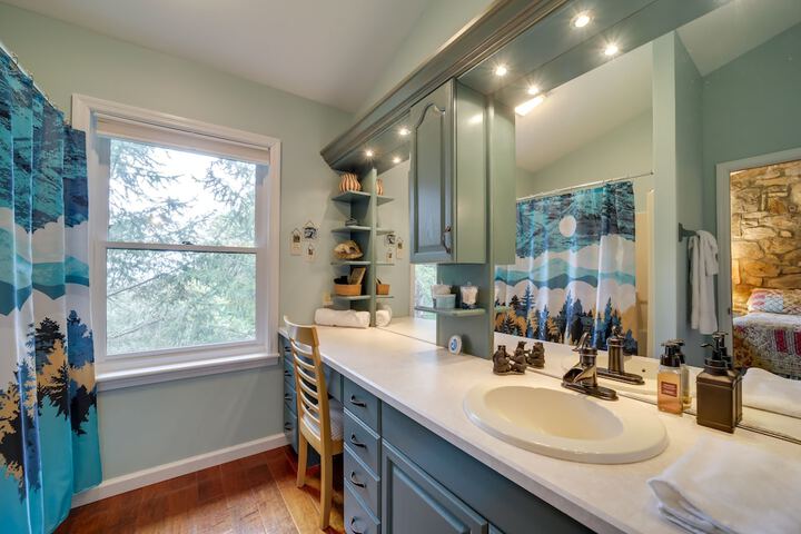 Robbinsville Vacation Rental w / Covered Balcony