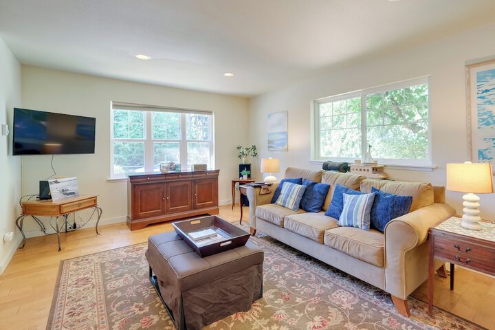 Charming Indianola Home: Walk to Town!