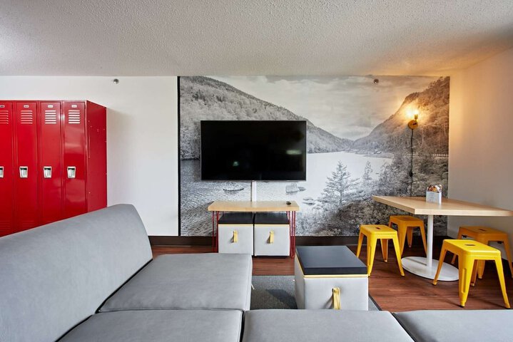 Room 13 of 19