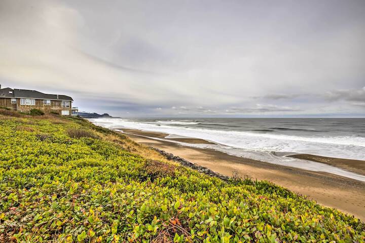 Lincoln City Condo: Pool Access Walk to Beach!