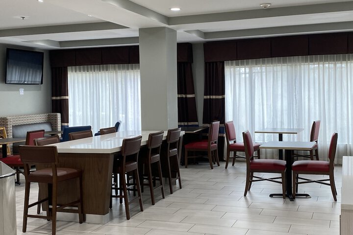Holiday Inn Express & Suites Hope Mills-Fayetteville Arpt by IHG