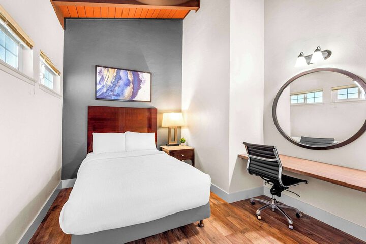 Room 25 of 51
