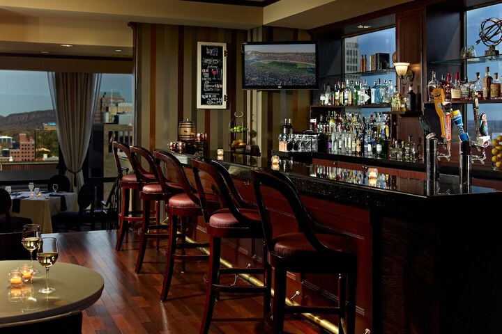 Lounge 73 of 78
