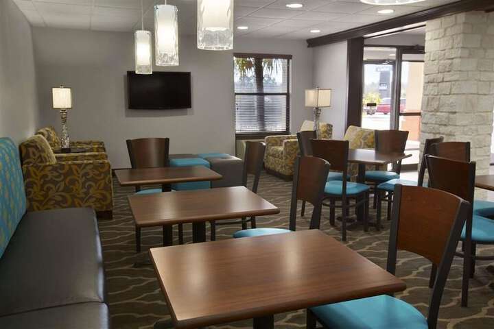 Hotel Kinder Express Near Coushatta Resort