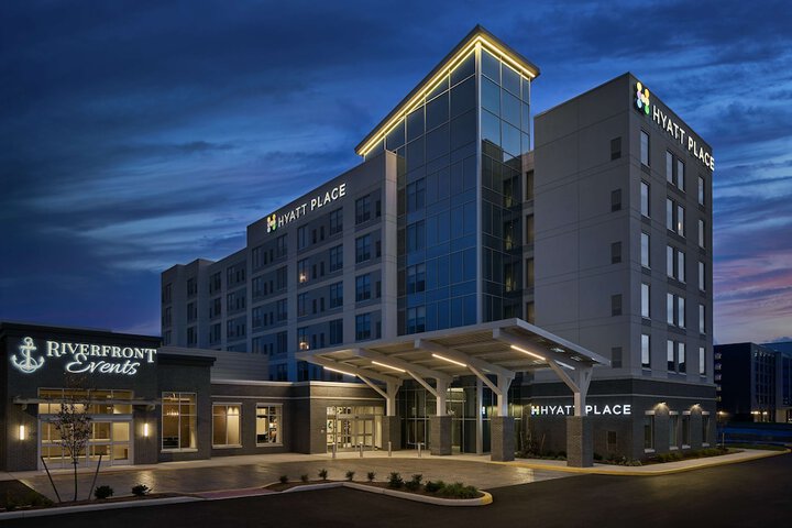 Hotel 2 of 75