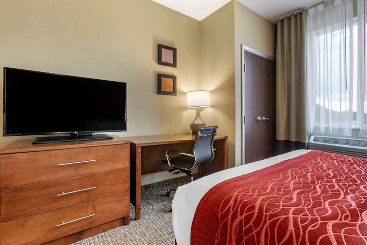 Comfort Inn & Suites Near Mt. Rushmore