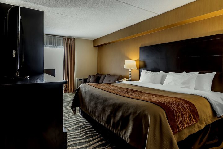 Room 32 of 46