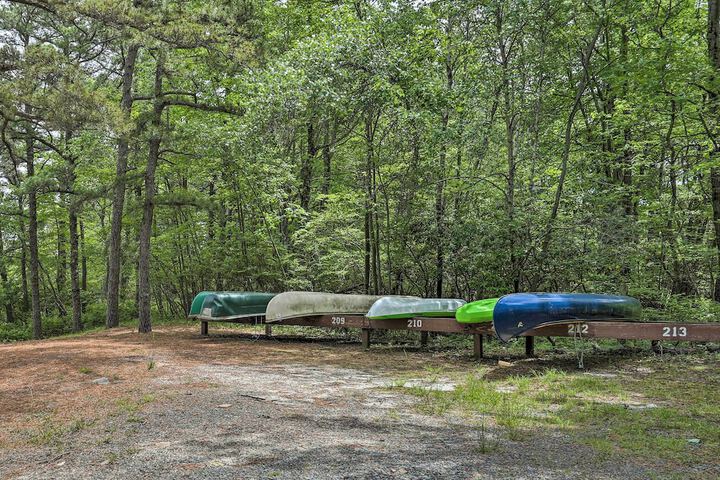Family Home in Long Pond w / Fire Pit & Lake Access