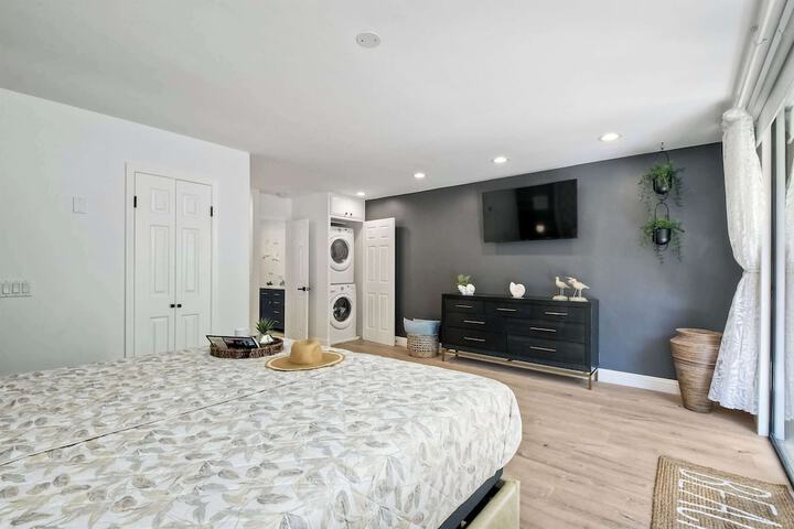 Solana Sunset Stunning Beachside Retreat for 4!