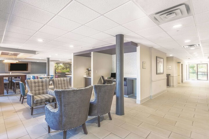 La Quinta Inn & Suites by Wyndham Jackson Airport / Pearl