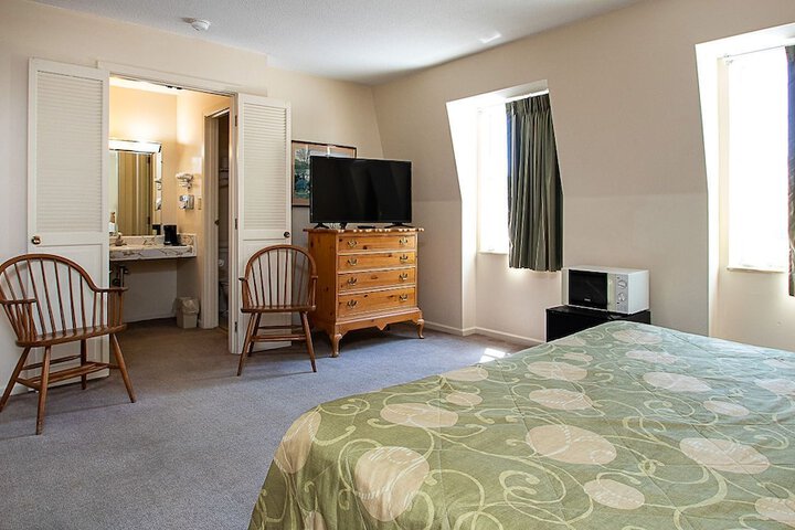 Country Squire Inn & Suites