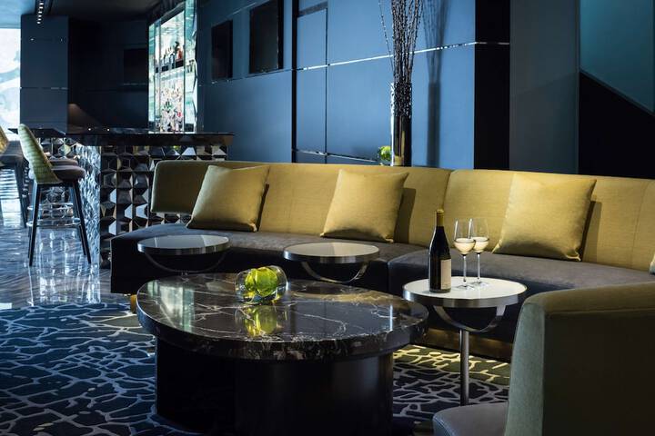 Lounge 62 of 82