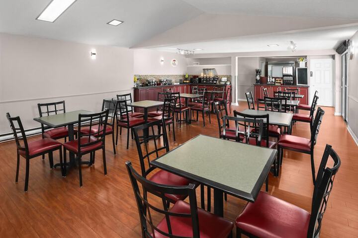 Super 8 by Wyndham Gananoque / Country Squire Resort