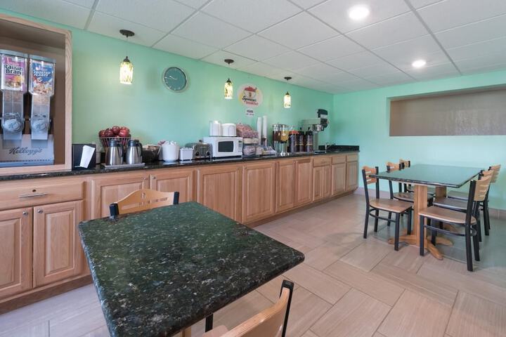 Super 8 by Wyndham Devils Lake