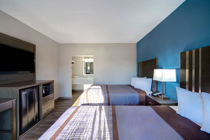 Room 8 of 34