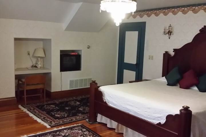 Chestnut Charm Bed & Breakfast