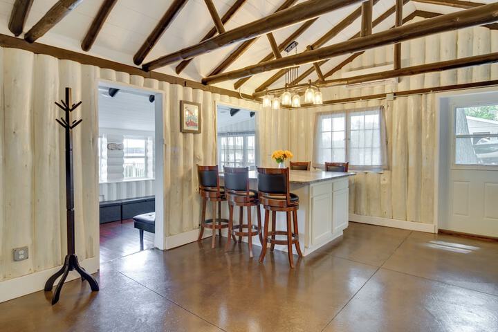 Lakefront Motley Cabin w / Private Deck + Dock!