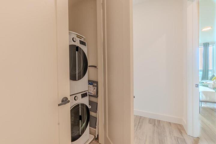 Emerald Escape Free Parking, 2 Bath, Sleeps 8 Near American Dream and The Airport, King Bed and 2 Queen Beds, Washer and Dryer