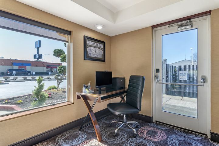 Business Center 27 of 27